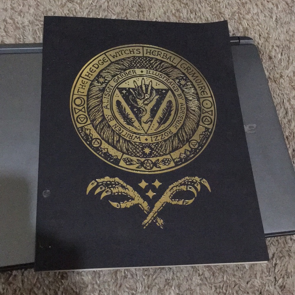 Hedge witch’s herbal grimoire 🔮📿🌙